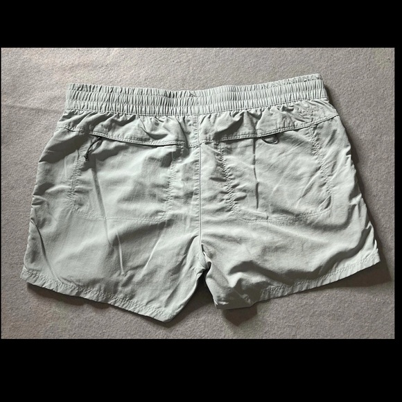 Columbia Shorts Women’s Large Light Green Moisture Wicking Pockets Hike Athletic - Picture 2 of 5